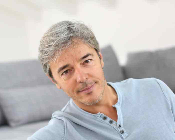 Hairstyles for men with grey hair