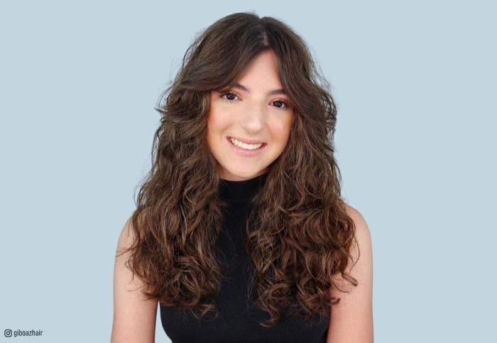 Layer cut hairstyle for curly hair